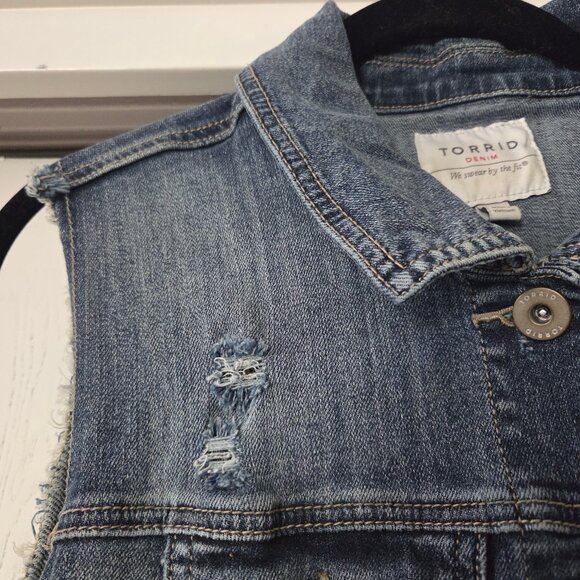Torrid Women’s Size 1 Denim Jean Vest Cropped Distressed Medium Wash - Picture 2 of 5